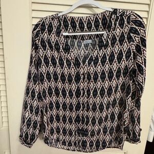 Patterned blouse. V-neck.